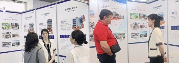 Photo: visitors negotiating cooperation at the Shuangjin booth